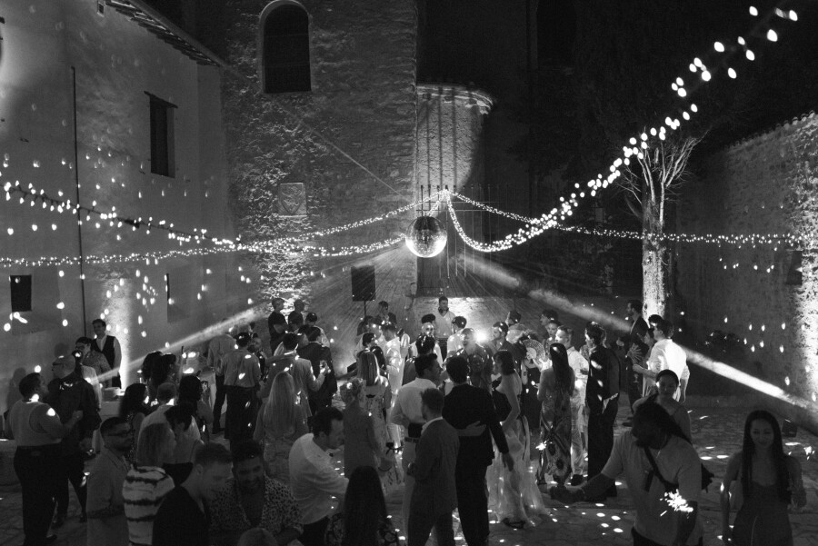 A Romantic Celebration Amidst the Rolling Hills of Umbria