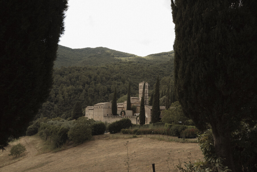 A Romantic Celebration Amidst the Rolling Hills of Umbria
