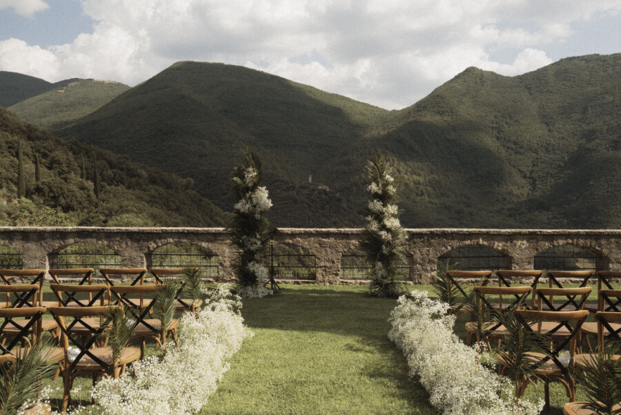 A Romantic Celebration Amidst the Rolling Hills of Umbria