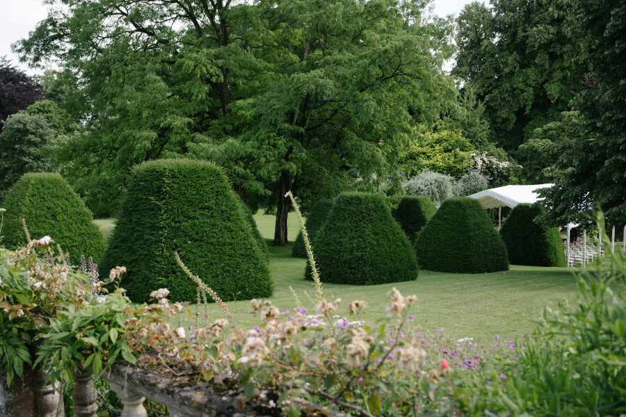 A Colorful Wedding Amongst the Costwolds Countryside