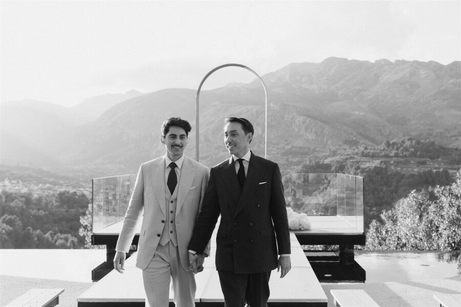 A Mediterranean Sunset Soirée With a Fresh Citrus Sixties Twist