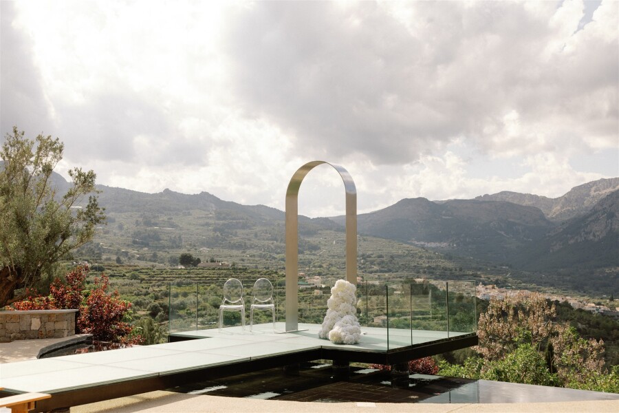 A Mediterranean Sunset Soirée With a Fresh Citrus Sixties Twist