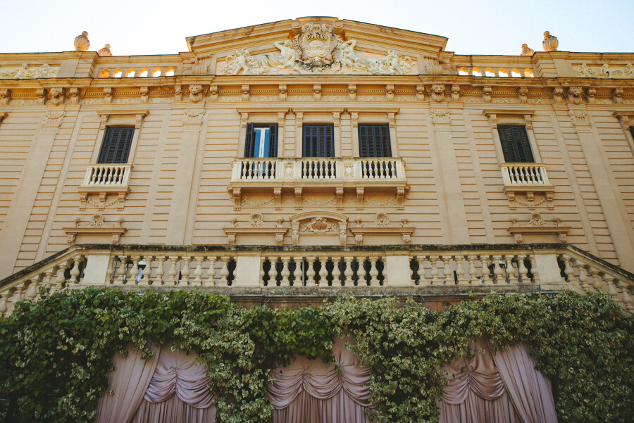 A Cinematic Wedding with Sculptural Installations & a Vibrant Palette in Sicily