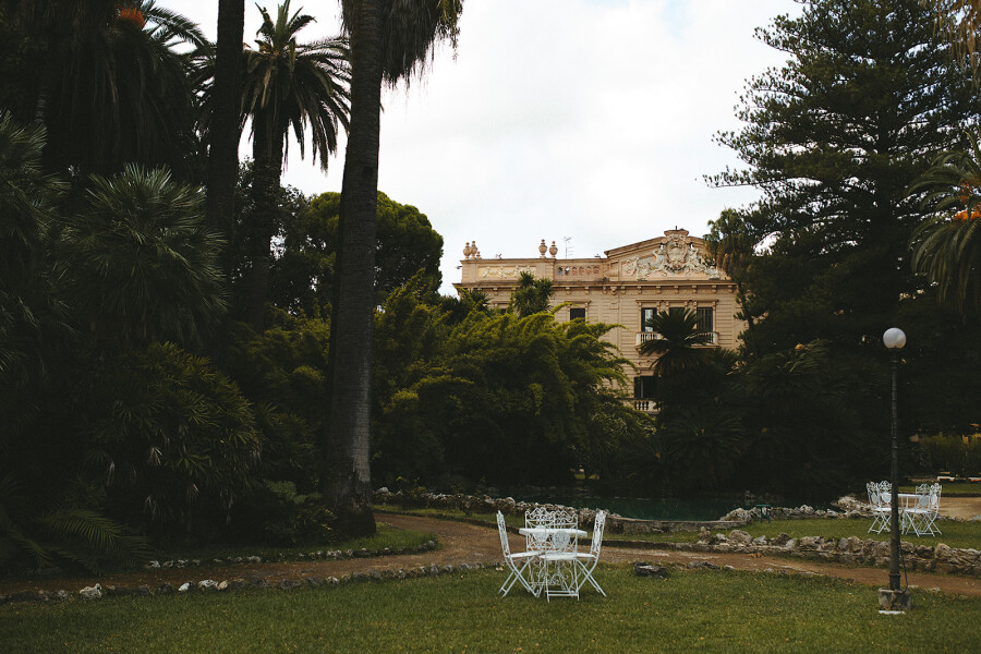 A Cinematic Sicilian Villa Wedding Framed by Modern Florals and Fruit Art