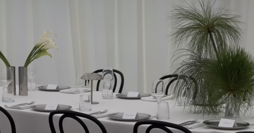 Trend: Mismatched Single-Bloom Centerpieces