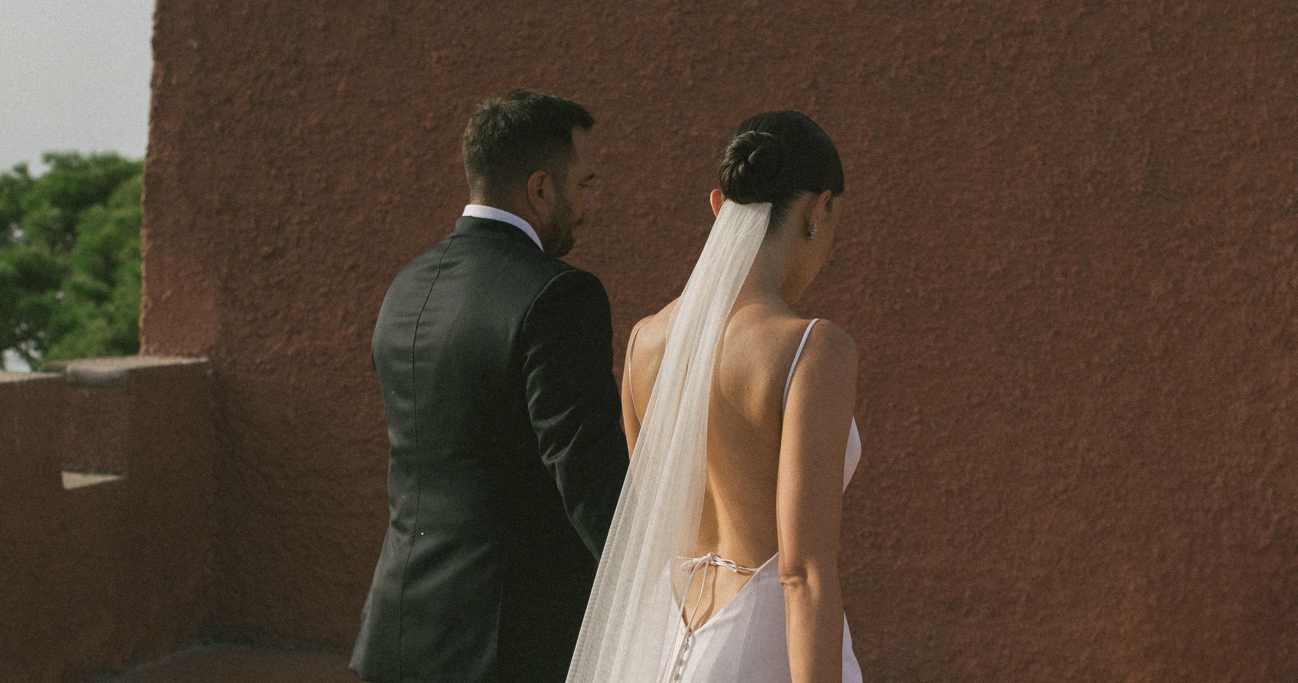 A Glamorous Seaside Wedding Evocative of a Classic Italian Film