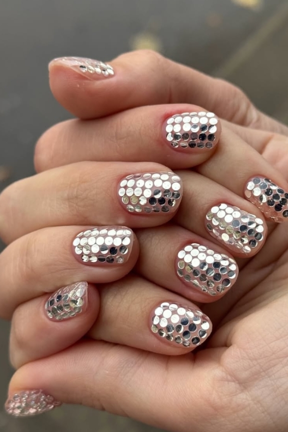 25 Show-Stopping Nail Design Ideas for New Year’s Eve 2025