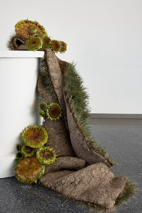 40 Surrealist Decor Ideas to Create a Dreamlike Celebration