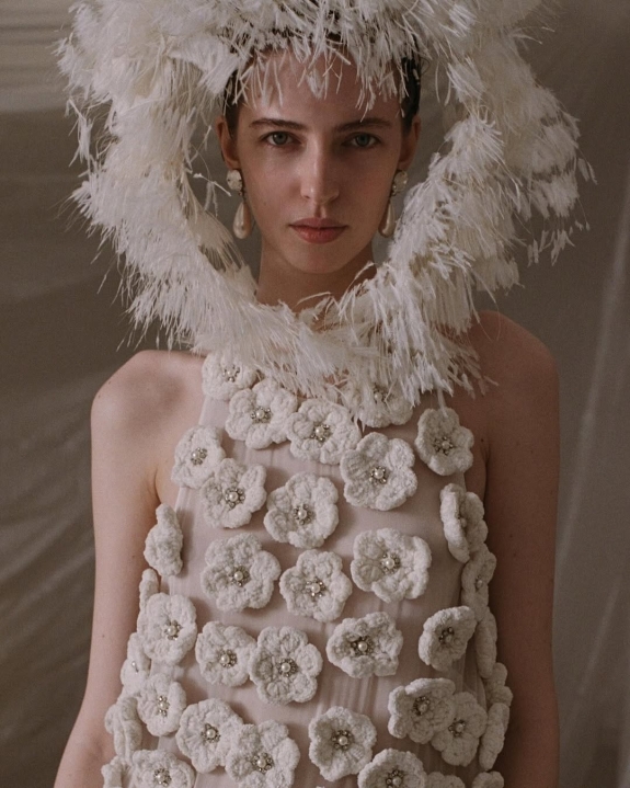 30 Breathtaking Bridal Dresses for a Wedding in Spain