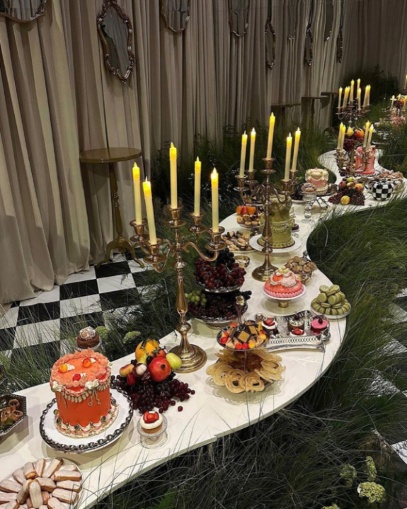 40 Surrealist Decor Ideas to Create a Dreamlike Celebration