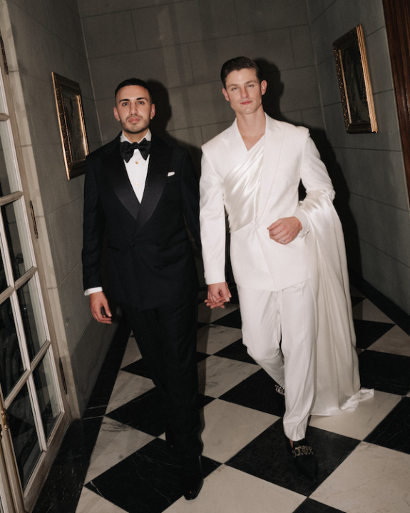 A Colorful Wedding Amongst the Costwolds Countryside