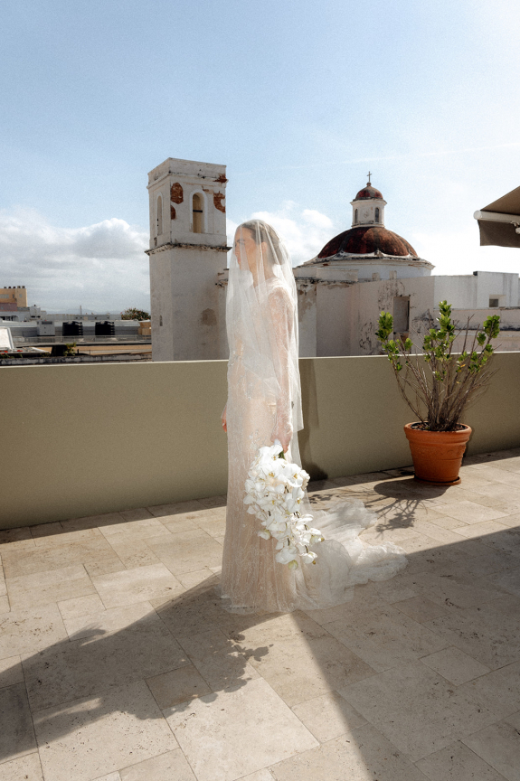 Romance in Puerto Rico: Dream Wedding and Tropical Delights | Interview with the bride about the preparation for the wedding, the choice of outfits and a rich musical program