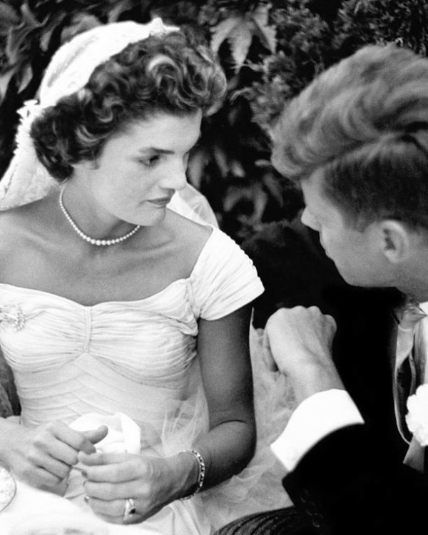 Celebrity Engagement Rings | Emily Ratajkowski, Sophie Turner, Merilyn Monroe