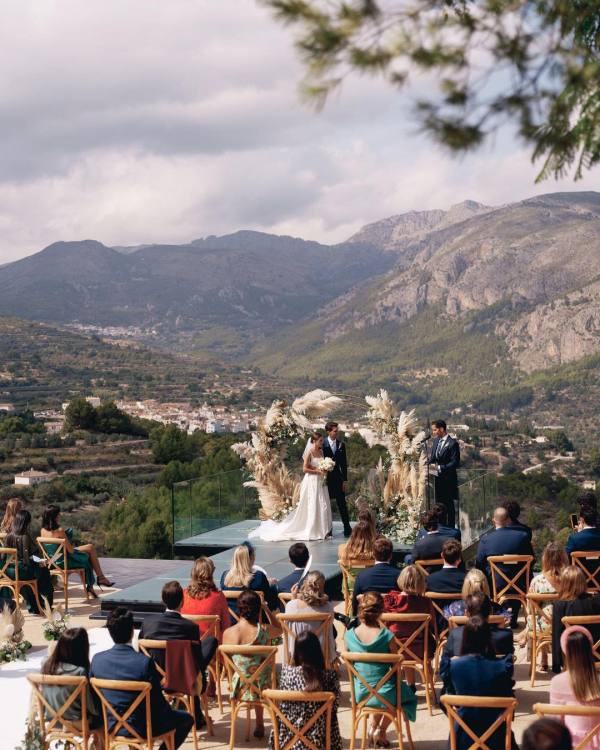 Wedding Guest Etiquette 101: The Dos and Don'ts