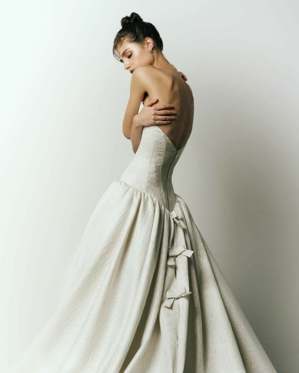 26 Modern Drop-Waist Bridal Dresses