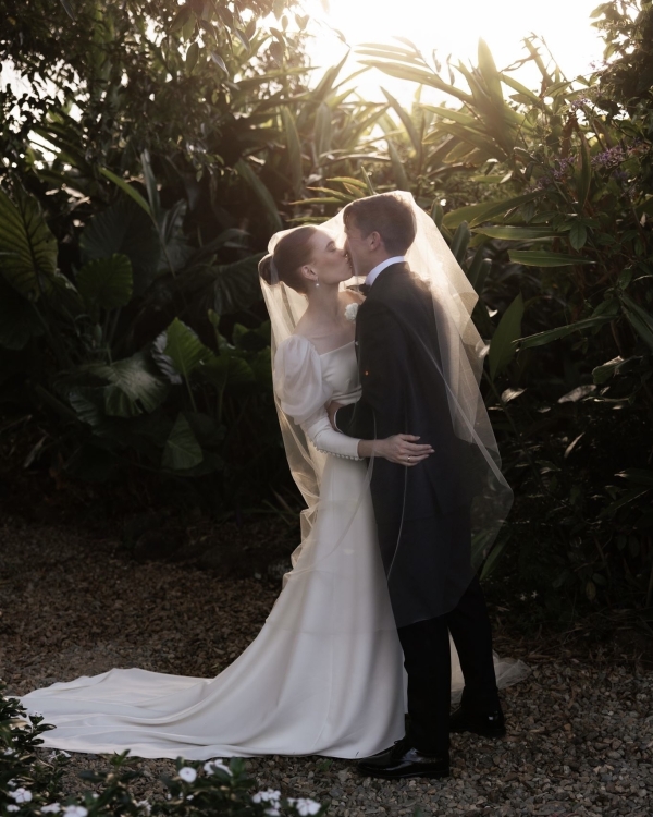 Beautiful Garden Wedding | Wedding Tent, Flower Cake and Eternal Love