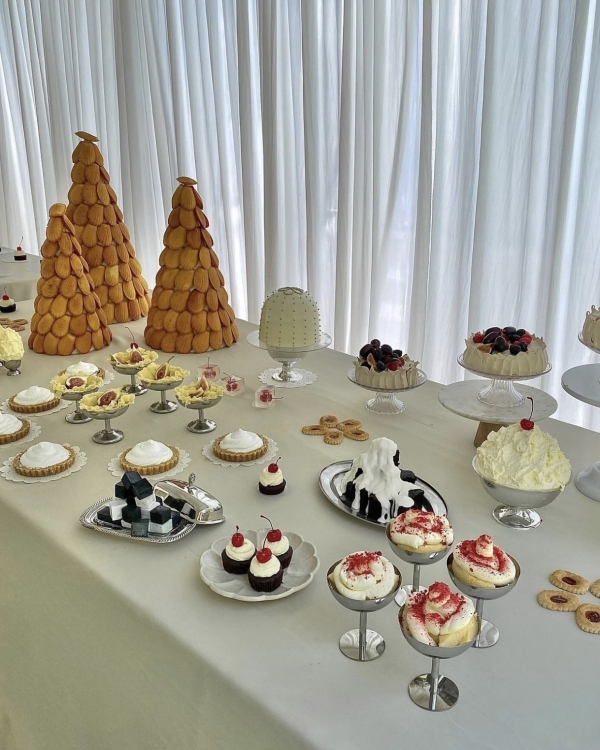 Beautiful Dessert Table Styling | Table with Treats and Cakes for Wedding
