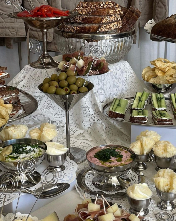 7 Unique Wedding Appetizers and How to Serve Them