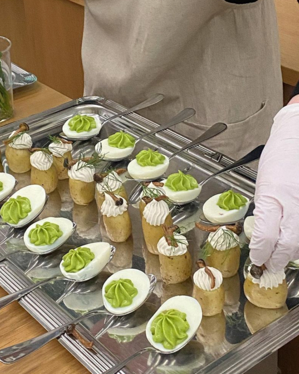 7 Unique Wedding Appetizers and How to Serve Them