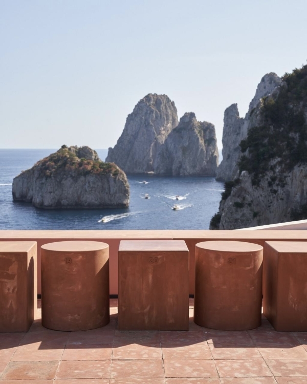 Trend: Cubist Shapes for Ceremony Seats