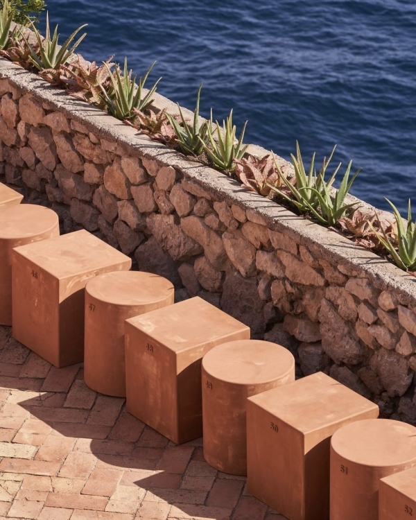 Trend: Cubist Shapes for Ceremony Seats