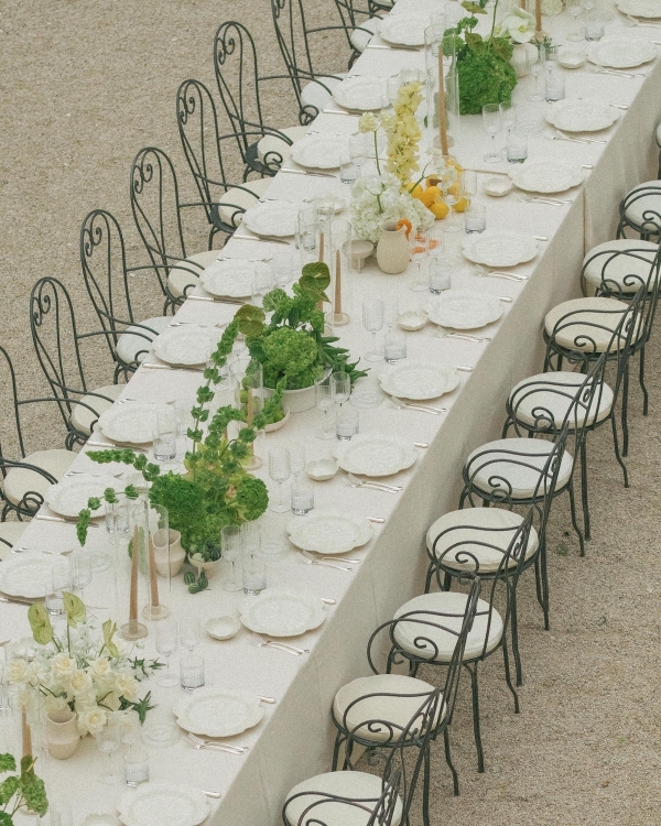 Trend: Mismatched Single-Bloom Centerpieces