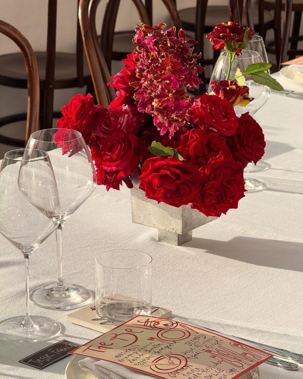 Trend: Mismatched Single-Bloom Centerpieces