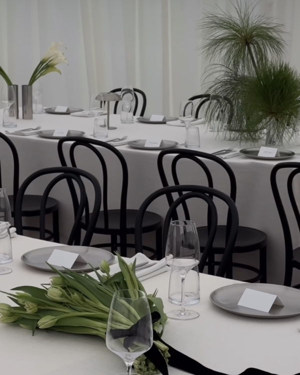 Trend: Mismatched Single-Bloom Centerpieces