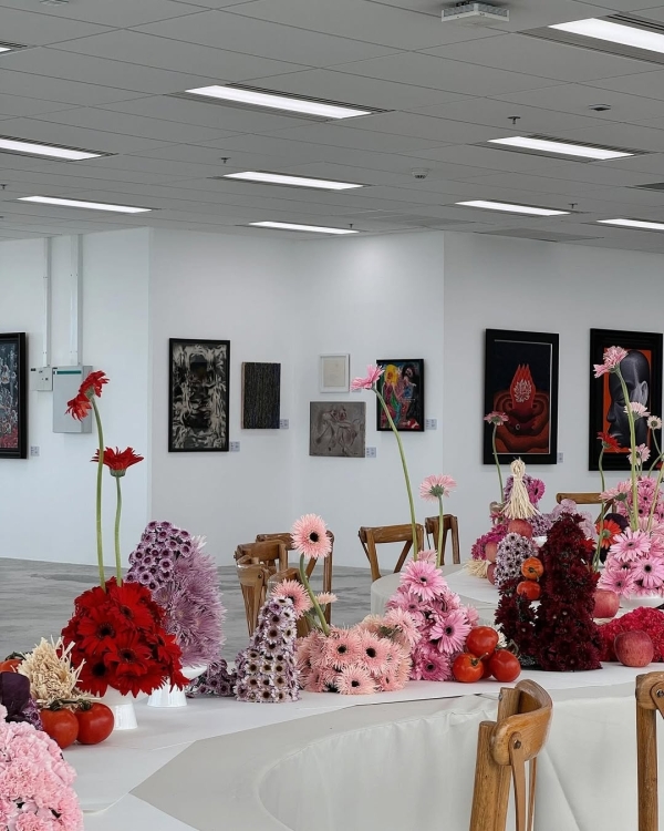 Trend: Mismatched Single-Bloom Centerpieces