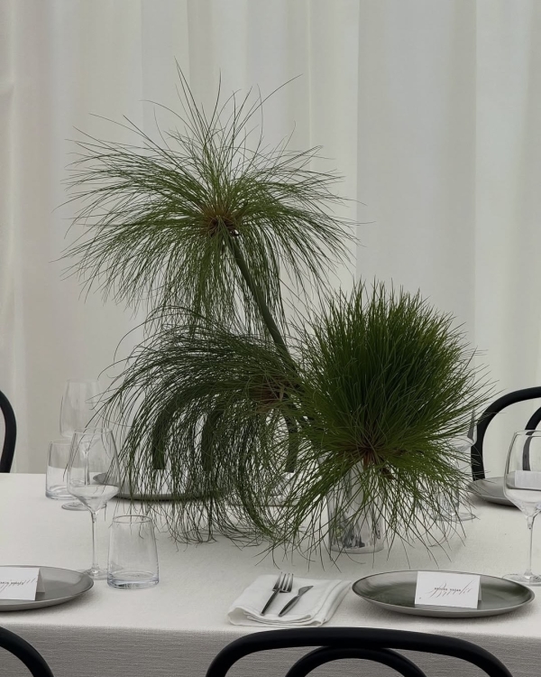 Trend: Mismatched Single-Bloom Centerpieces