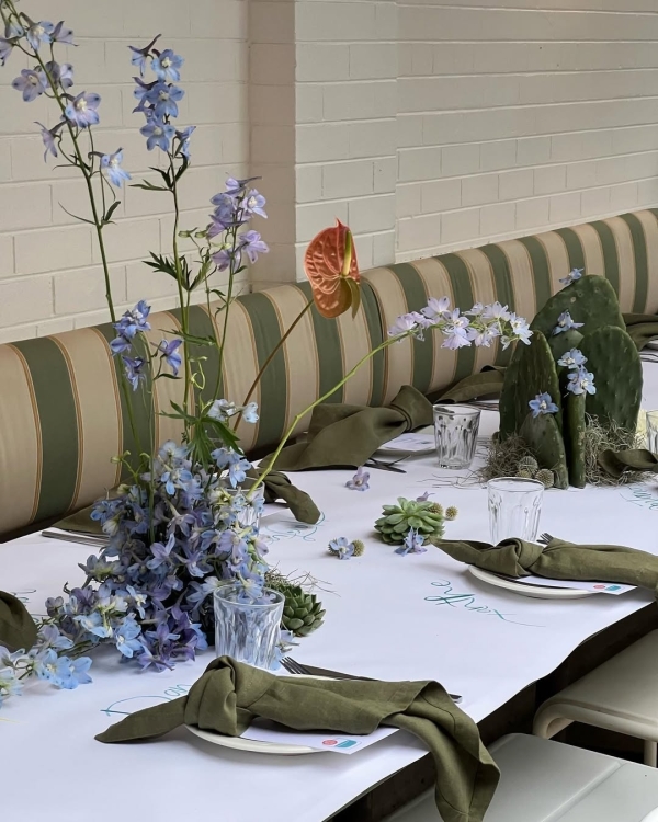Trend: Mismatched Single-Bloom Centerpieces