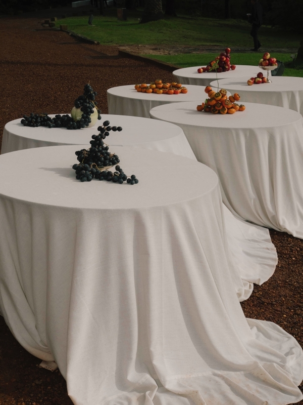 Trend: Mismatched Single-Bloom Centerpieces