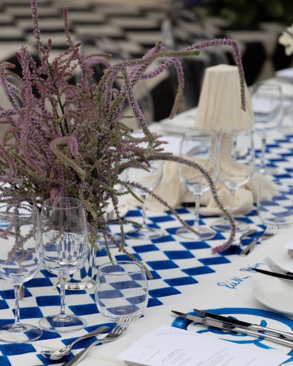 Trend: Mismatched Single-Bloom Centerpieces