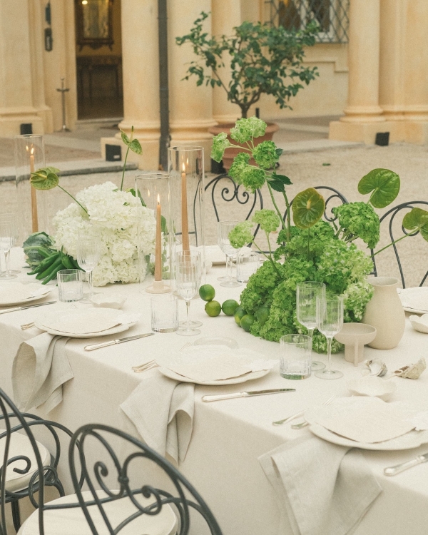 Trend: Mismatched Single-Bloom Centerpieces