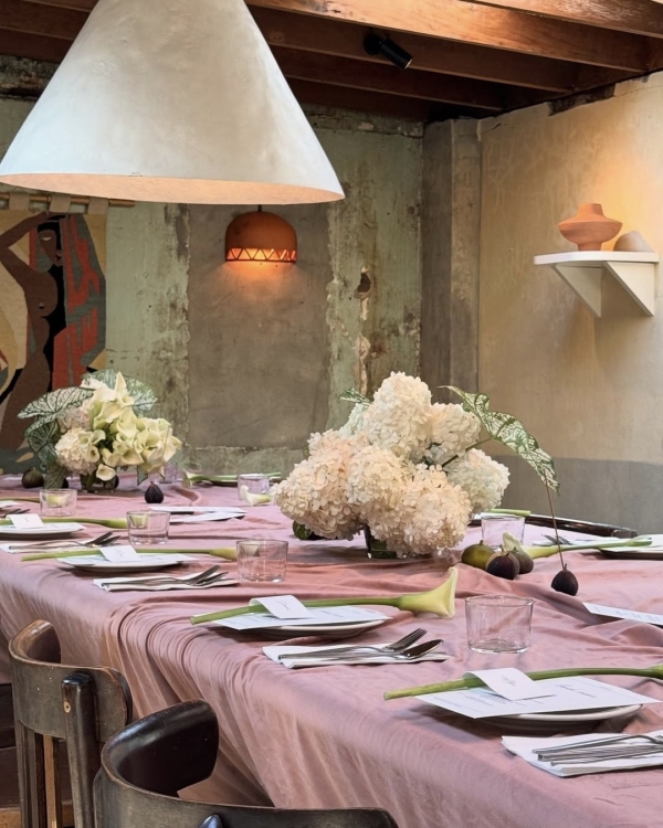 Trend: Mismatched Single-Bloom Centerpieces