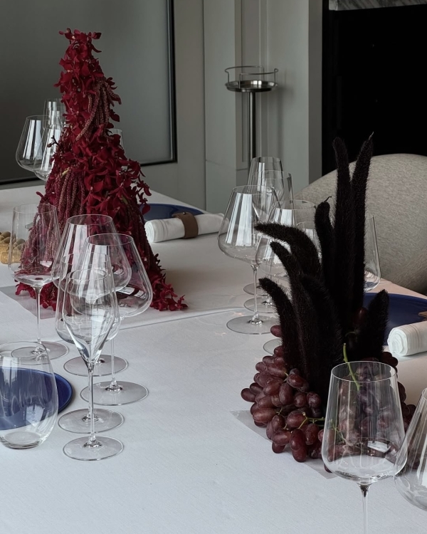 Trend: Mismatched Single-Bloom Centerpieces