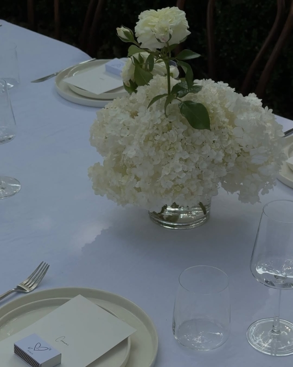 Trend: Mismatched Single-Bloom Centerpieces
