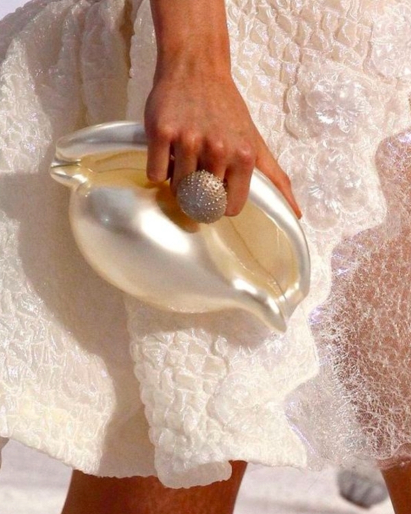 Modern Pearls: Elevating Your Bridal Look with this Timeless Accessory