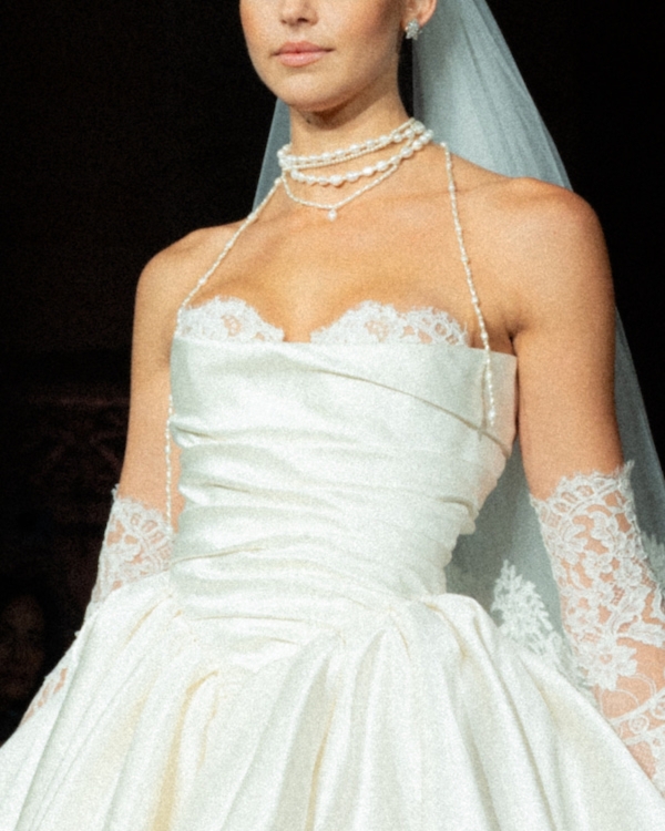 Modern Pearls: Elevating Your Bridal Look with this Timeless Accessory