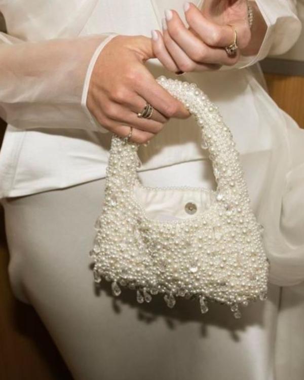 Modern Pearls: Elevating Your Bridal Look with this Timeless Accessory