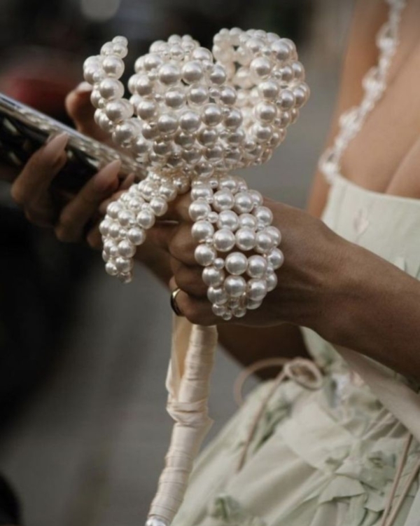 Modern Pearls: Elevating Your Bridal Look with this Timeless Accessory