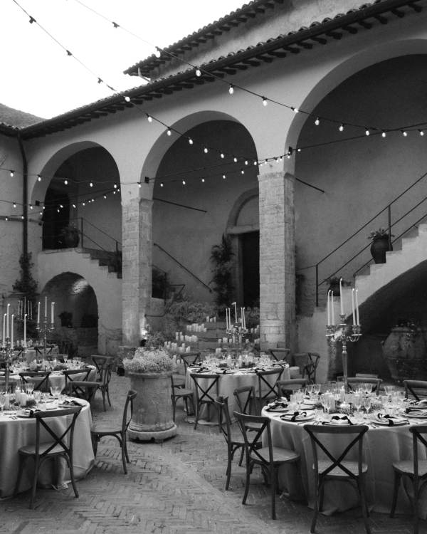 A Romantic Celebration Amidst the Rolling Hills of Umbria