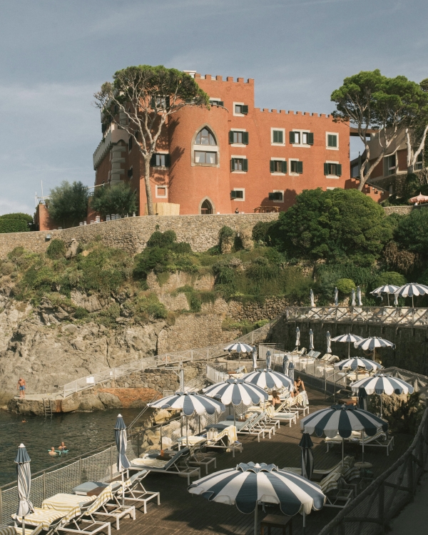 A Glamorous Seaside Wedding Evocative of a Classic Italian Film