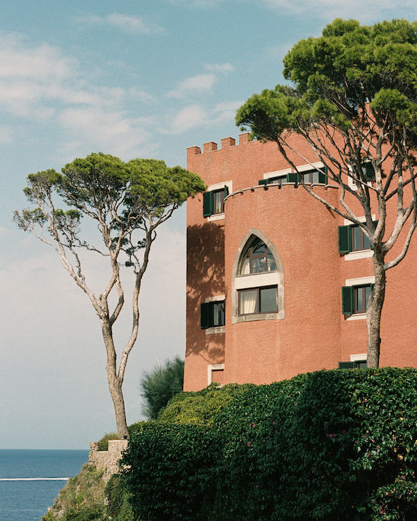 A Glamorous Seaside Wedding Evocative of a Classic Italian Film