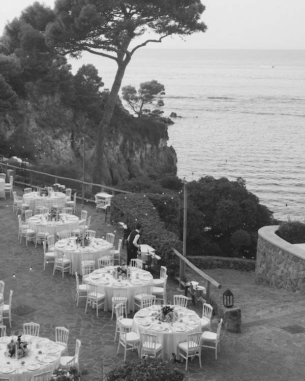 A Glamorous Seaside Wedding Evocative of a Classic Italian Film