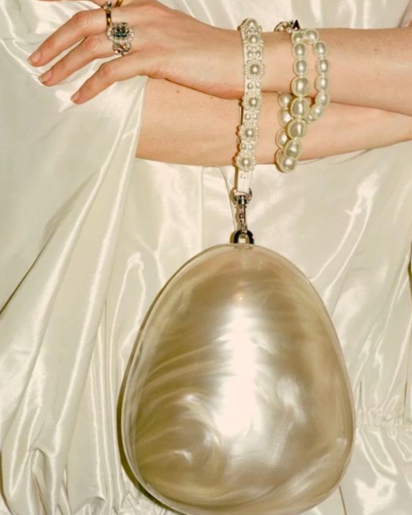 Modern Pearls: Elevating Your Bridal Look with this Timeless Accessory