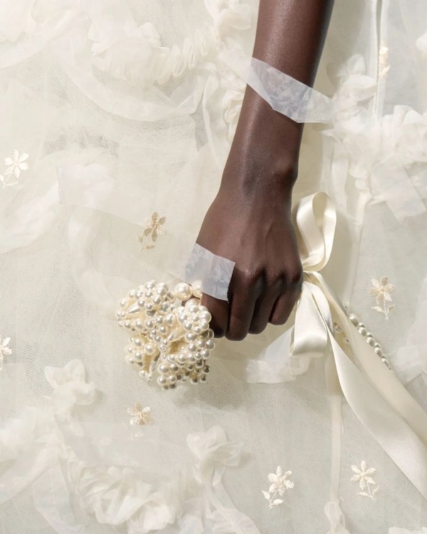Modern Pearls: Elevating Your Bridal Look with this Timeless Accessory