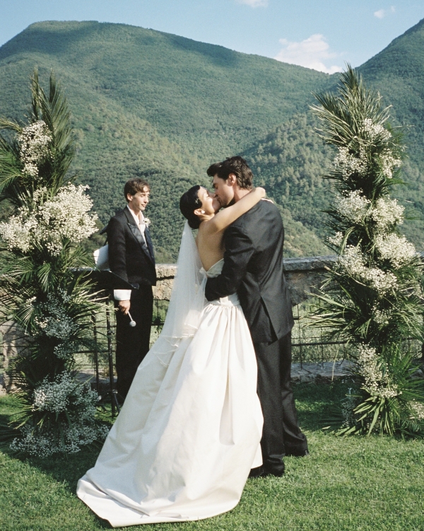 A Romantic Celebration Amidst the Rolling Hills of Umbria