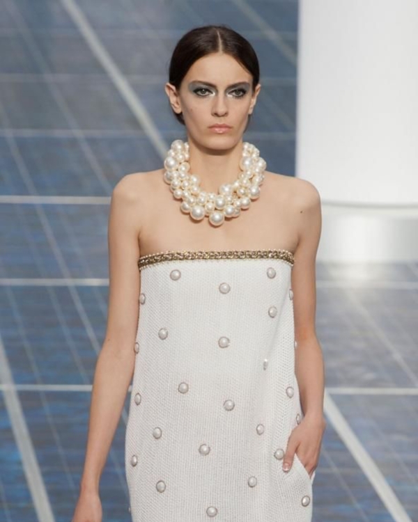 Modern Pearls: Elevating Your Bridal Look with this Timeless Accessory