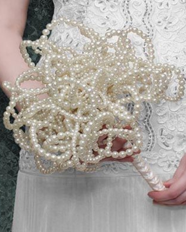 Modern Pearls: Elevating Your Bridal Look with this Timeless Accessory